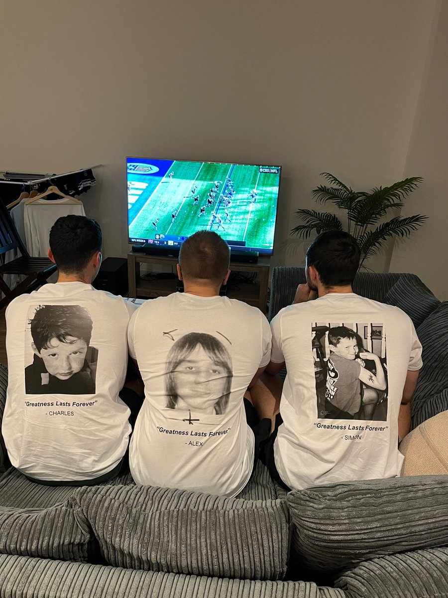 Sim0nKay's tweet photo. @ScottHanson Loving week 6 #NFLRedZone from London https://t.co/nNIeyhJ6N0