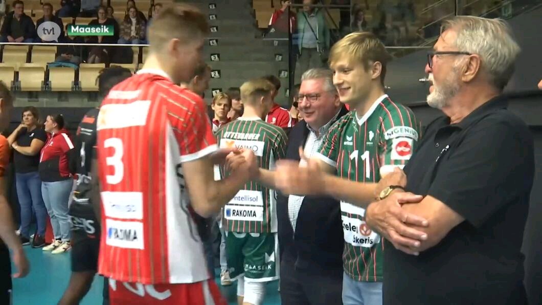 TomKumsTVL's tweet photo. Bijzondere avond gisteren in Maaseik. Twee weken na zijn hartstilstand kwam Martin Perin zijn ploegmaats aanmoedigen tegen Gent. Hij hoopt over 6 weken terug te mogen volleyballen en zag @VCGREENYARDMsk winnen met 3-2. #TVLScore https://t.co/ccTXysToxl https://t.co/RSCKPsF0P8