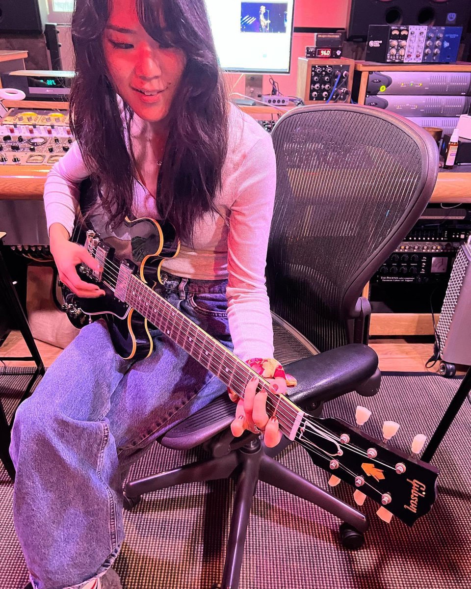 MrDavidBaron's tweet photo. The 335 is so ridiculous. Renée and I have been working super hard on some mixes - but took some time to rock 🎸 the best! #gibson1959reissue #gibsonmurphylab https://t.co/uB4fALKa37