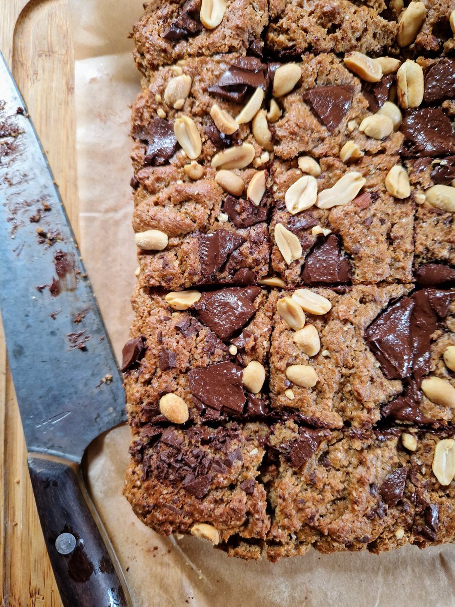 Bibliocook's tweet photo. Staying with a friend tomorrow night and bringing @theboywhobakes' chocolate chunk peanut butter snack cake with me. That's if there's any left. Used @durrowmills #sproutedflour, along with @BiaSolFoods #supermilledgrains (#mediasample).

#rainydaybaking https://t.co/js61pGkaLm