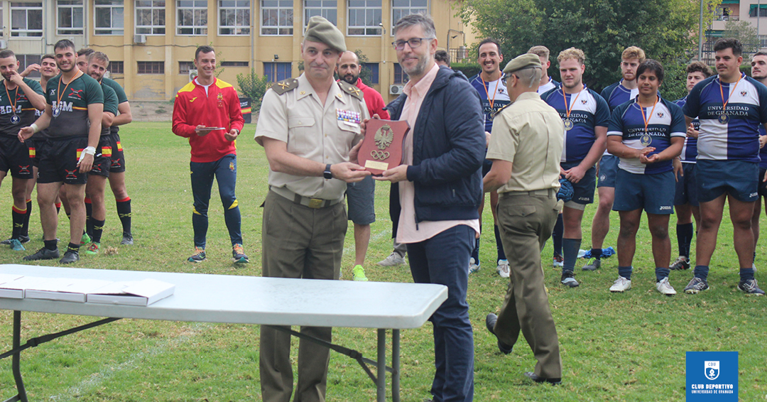 DeportesUGR's tweet photo. 🏅 En el acto de entrega de medallas, los jugadores del #CDUGR recibieron sus medallas y además, el director de #deportesugr Jordi Mercadé recogió la placa del MADOC en agradecimiento por la colaboración en este fin de semana de rugby en Fuentenueva. https://t.co/gCLceIksEz