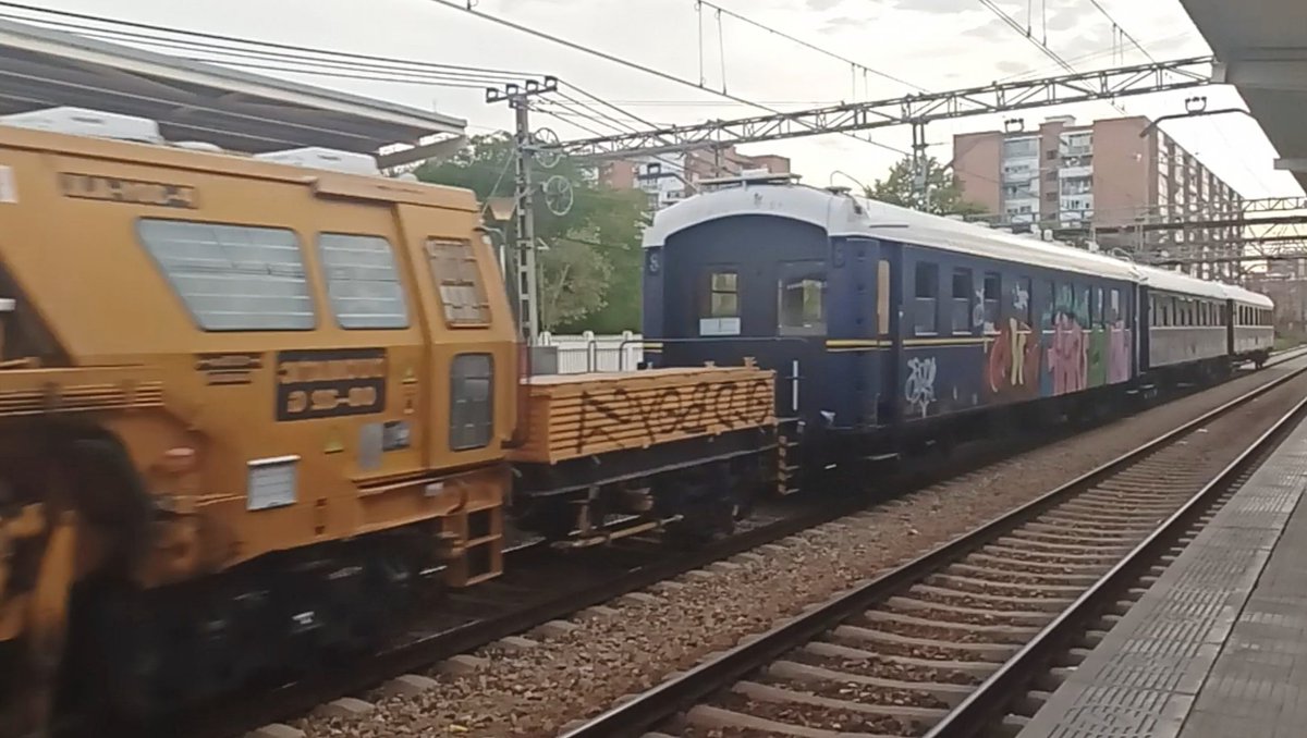 FullSupervision's tweet photo. (1/2) Hoy he visto una composiciรณn un tanto peculiar surcando la #RFIF. Y si no, juzgad vosaltres...
๐ฏ๐ต de @Alsa_autobuses โ perfiladora โ bateadora โ coches tren ๐ต de @azaft_org https://t.co/26G79eKzDB