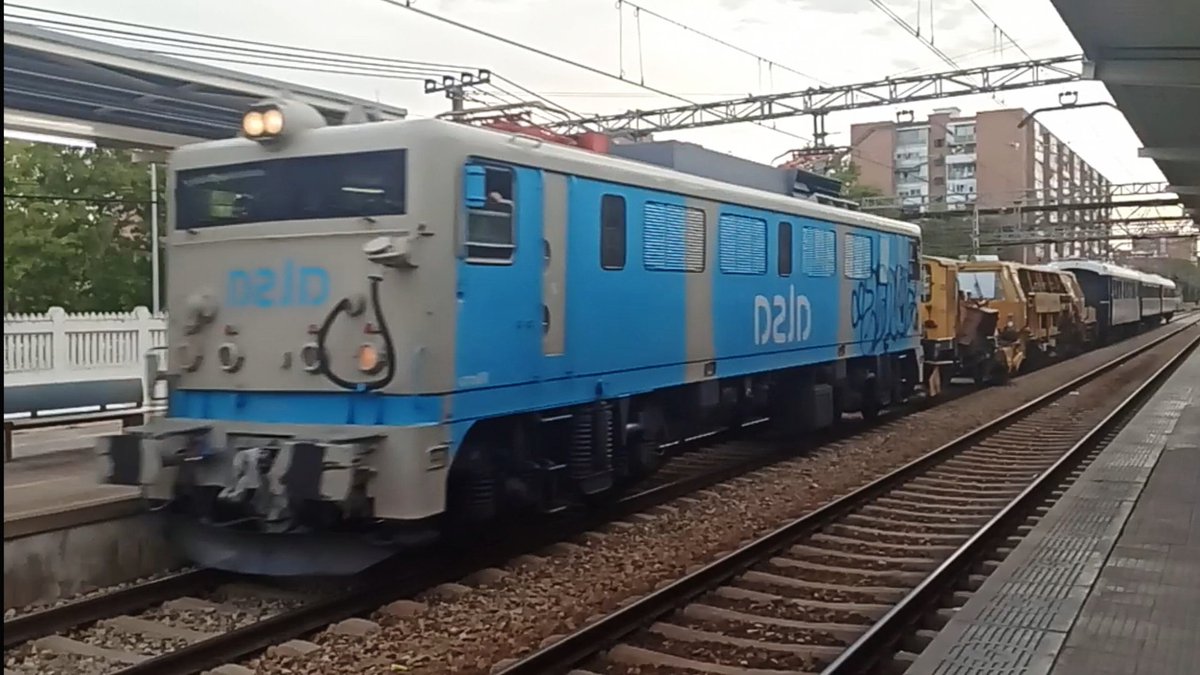 FullSupervision's tweet photo. (1/2) Hoy he visto una composiciรณn un tanto peculiar surcando la #RFIF. Y si no, juzgad vosaltres...
๐ฏ๐ต de @Alsa_autobuses โ perfiladora โ bateadora โ coches tren ๐ต de @azaft_org https://t.co/26G79eKzDB