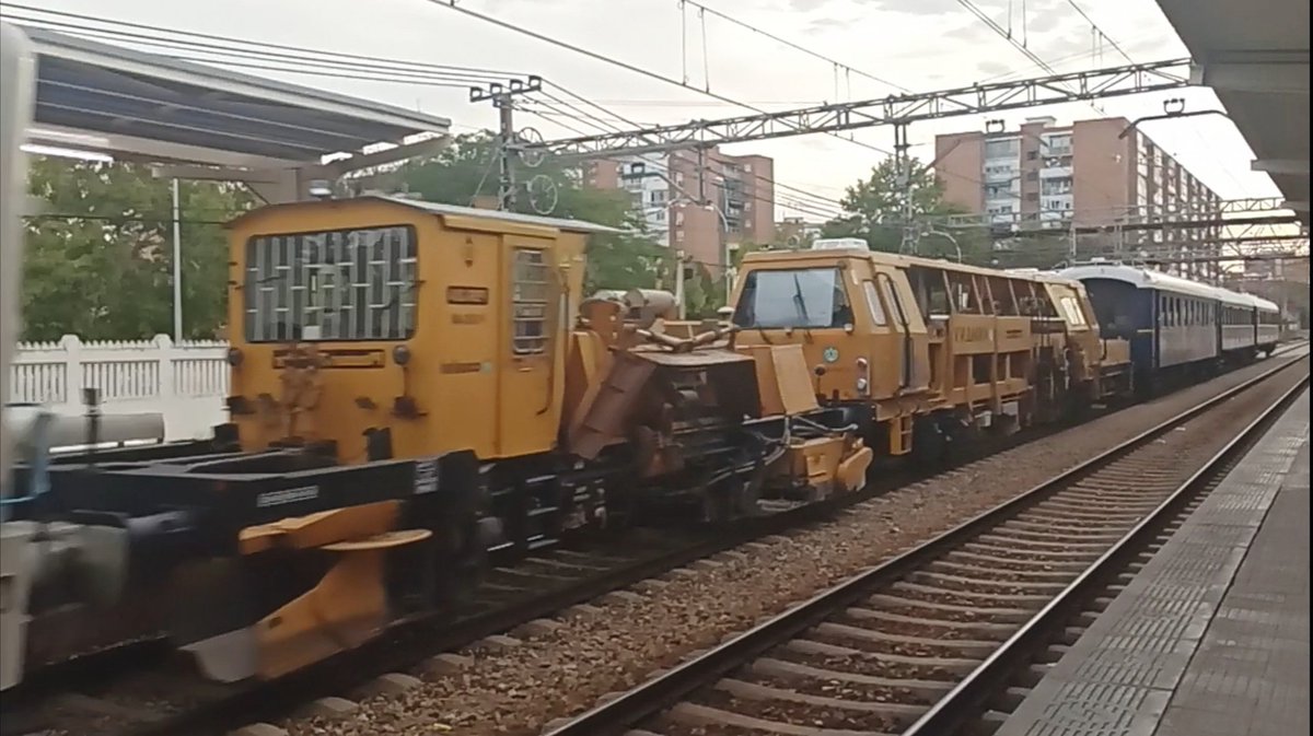 FullSupervision's tweet photo. (1/2) Hoy he visto una composiciรณn un tanto peculiar surcando la #RFIF. Y si no, juzgad vosaltres...
๐ฏ๐ต de @Alsa_autobuses โ perfiladora โ bateadora โ coches tren ๐ต de @azaft_org https://t.co/26G79eKzDB