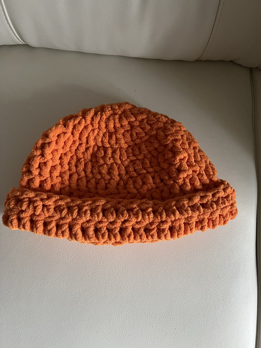 organicshorty's tweet photo. i make chunky hats that are cozy and big head friendly. perfect for the new season 🍂 https://t.co/DWTxwoBmTE