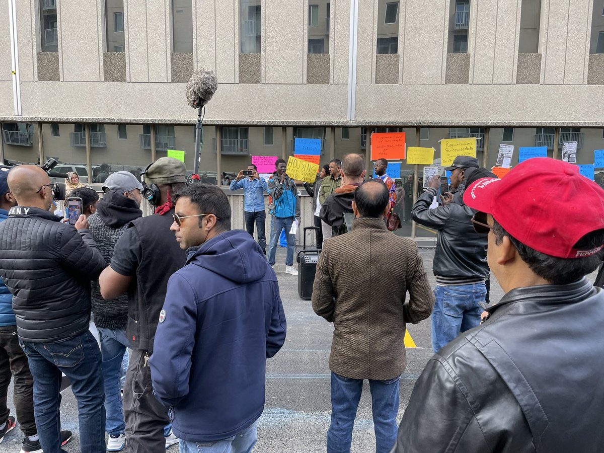 SolidariteMTL's tweet photo. Les ministres federales vont decider les criteres du programme de regularisation dans les prochains semaines/mois; nous sommes ici et visitons tout les ministres federal à montreal aujourd'hui et nos camarades a travers le canada font la meme chose
#statutpourtous #caravanmigrant https://t.co/3ct3IVEZIY
