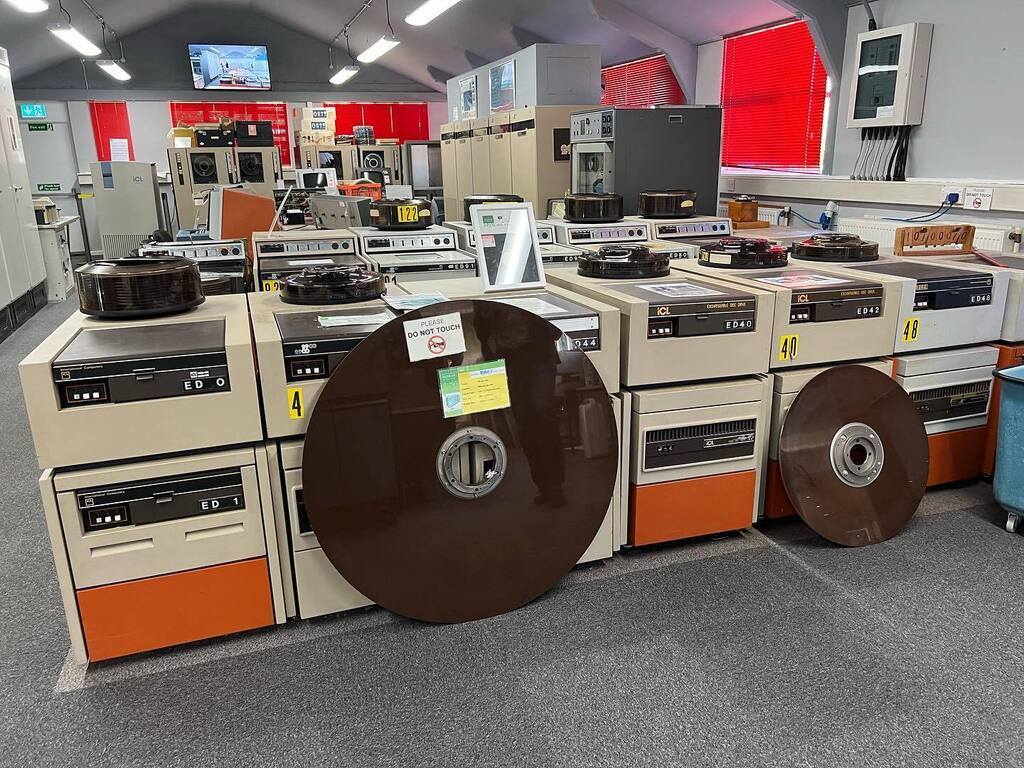Timothy_Hughes's tweet photo. ME29 mainframe and hard drives (before my time) - Trip to see the National Museum of Computing @tnmoc #tnmoc #bletchley #bletchleypark #computing #computer #computerscience #computerhistory #museum #mueseumhistory #computers #computerscience #computereng… https://t.co/kxktrZsrxL https://t.co/cNT6kXymhs