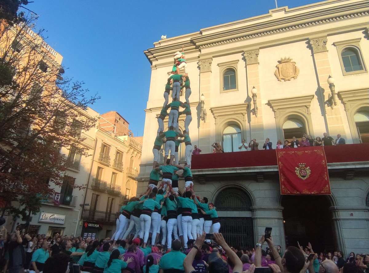 Revista Castells (@revistacastells) on Twitter photo Els <a href="/Minyons/">Minyons de Terrassa</a> tornen als 9 pisos, els <a href="/Verds/">Castellers de Vilafranca</a> i la <a href="/JoveDeTarragona/">Colla Jove de Tarragona</a> es mantenen i @Moixiganguers, <a href="/borinots/">Castellers de Sants</a> i <a href="/nens/">nens</a> avancen a mitges.
▶️La crònica i els castells del cap de setmana:
✍️<a href="/ManelCarbonell/">Manel Carbonell</a>
👉revistacastells.cat/2022/10/els-mi…
#castellers Els <a href="/Minyons/">Minyons de Terrassa</a> tornen als 9 pisos, els <a href="/Verds/">Castellers de Vilafranca</a> i la <a href="/JoveDeTarragona/">Colla Jove de Tarragona</a> es mantenen i @Moixiganguers, <a href="/borinots/">Castellers de Sants</a> i <a href="/nens/">nens</a> avancen a mitges.
▶️La crònica i els castells del cap de setmana:
✍️<a href="/ManelCarbonell/">Manel Carbonell</a>
👉revistacastells.cat/2022/10/els-mi…
#castellers