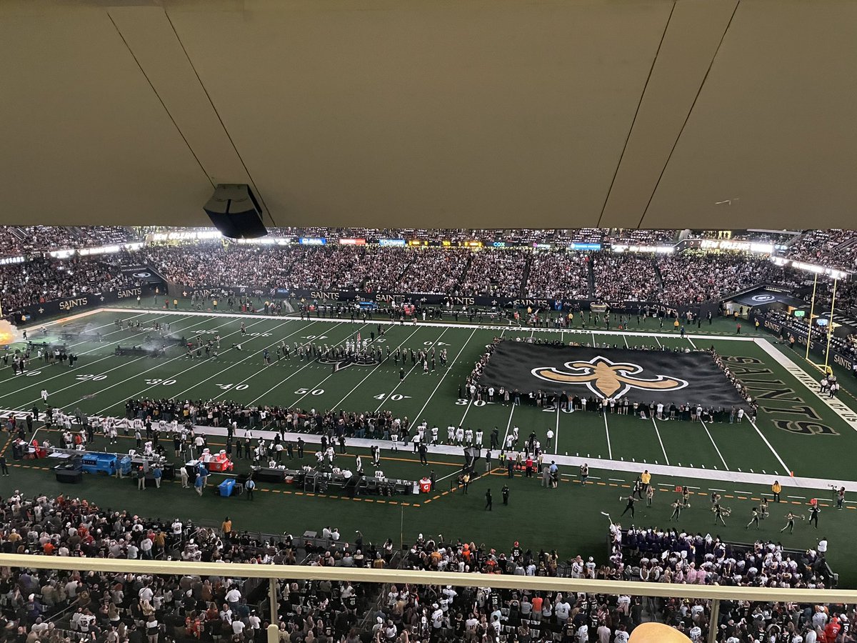 mikecwru's tweet photo. An Apple a day keeps the Lombardi away @Saints @CaesarsDome #saints #SaintsFootball #SaintsNation https://t.co/rdJIAeJORX