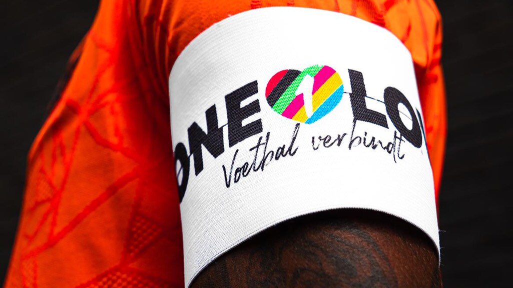 Er lijkt enige onduidelijkheid te zijn: met de #OneLove band die de aanvoerders dit weekend dragen geeft de voetbalwereld aan dat voetbal voor iedereen is, ongeacht religie, geaardheid, huidskleur, dik, dun, groot of klein, enz: #voetbalisvooriedereen ⚽️🏳️‍🌈💪#alltogetherchallenge