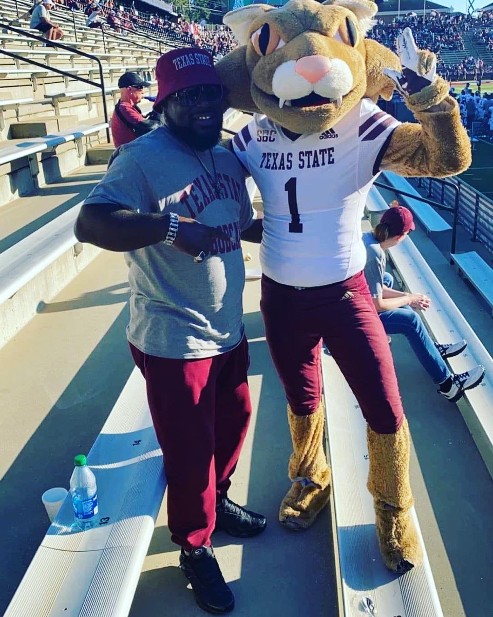 iamtanesharoche's tweet photo. This was going to be the first game that none of us could attend… Then my classmates turned family stepped in and drove from GA TO AL to see my son/their nephew play! #thatslove #eatemupcats #stop6 #DHS #25years after HS we’re still family! 🖤🏈😭 https://t.co/A6TsgOkTzi