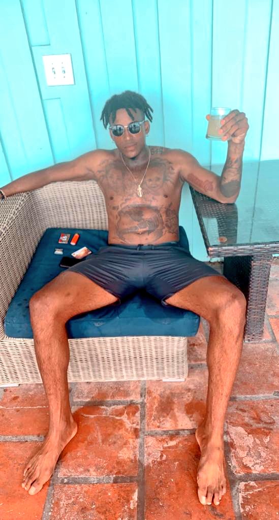 THeyzus's tweet photo. Bless Sunday 👐🏾 #poolday https://t.co/uaIEKAsLSq