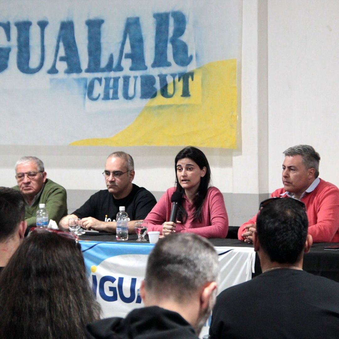 JavierComparad1's tweet photo. @carmelamoreau brindó la charla “La organización política y la militancia como pilares de la democracia”, junto a los referentes de @igualarchubut , Javier Comparada, Luis Catalán, Javier Bayón y Kala Abitu, y la participación de compañeros y militantes.#esquel #Comparada #Chino https://t.co/Vck7u8VRiM