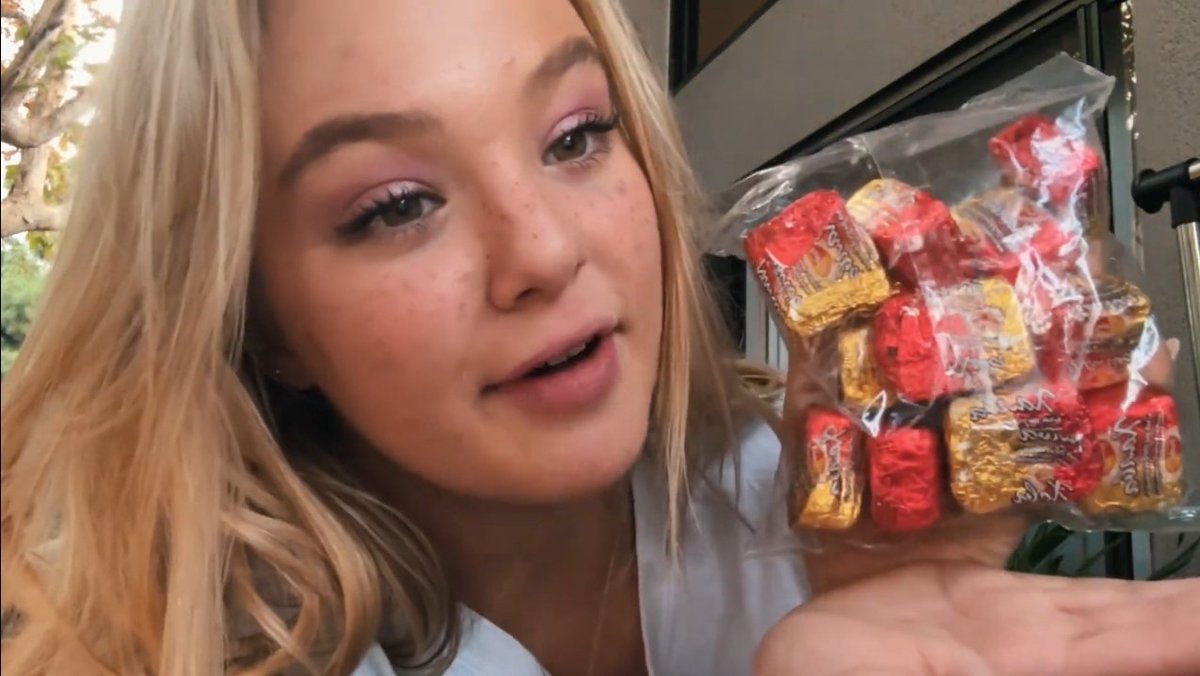 sofyapltnkdaily's tweet photo. No episódio de hoje, os membros escolheram alguns presentes do seu país de origem, ou com um valor emocional importante para dar aos fãs na Forever United Tour! 
Sofya escolheu um pacote de chocolates russos, quem aí gostaria de ganhar?! 🍫🤍 https://t.co/Gb1BZGnq4U