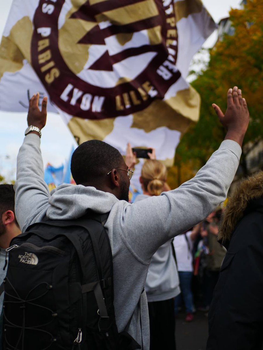 Contre la fin du monde et pour nos fin de mois, on a marché ! 

Et ça continue le 18 octobre 🏴‍☠️
 
#LaMarche
#Marchedu16octobre