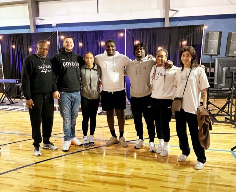thinmanx11's tweet photo. Very inspiring message today relayed by @BushidoBrown86 
So very thankful that these Student Athletes had a chance to receive the good word!
@bridgeomaha 

#UnforcedRhythms 
#BlessedAndGrateful
#🙏🏾⬆️ https://t.co/rwFXVsnWTh