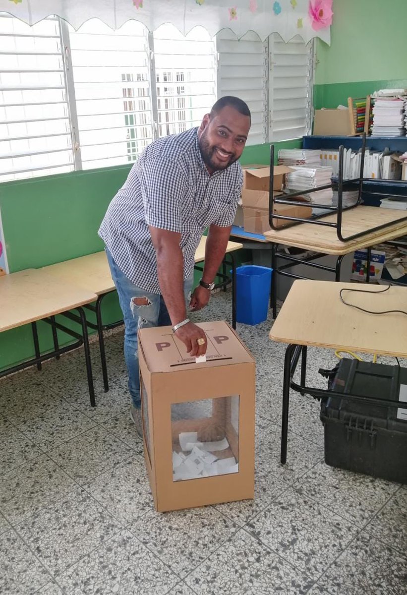 AzuaConAbel's tweet photo. Nuestro Coord. Juventud Con Abel , #Votó4 tempranito.

#ConsultaPLD #AbelMartínezPresidente https://t.co/ohMdzDKv7A