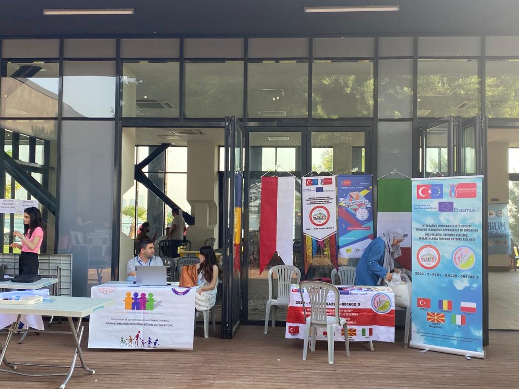 AkdenizilceMem's tweet photo. İLÇEMİZDE #erasmusdays2022 #Erasmusgünleri ETKİNLİKLERİ DÜZENLENDİ. 
@tcmeb @ahpehlivan53 @AdemKoca46 @AdemSimsek33  @ErasmusMersin @MersinMEM @ulusalajans https://t.co/v8bN7JSI12