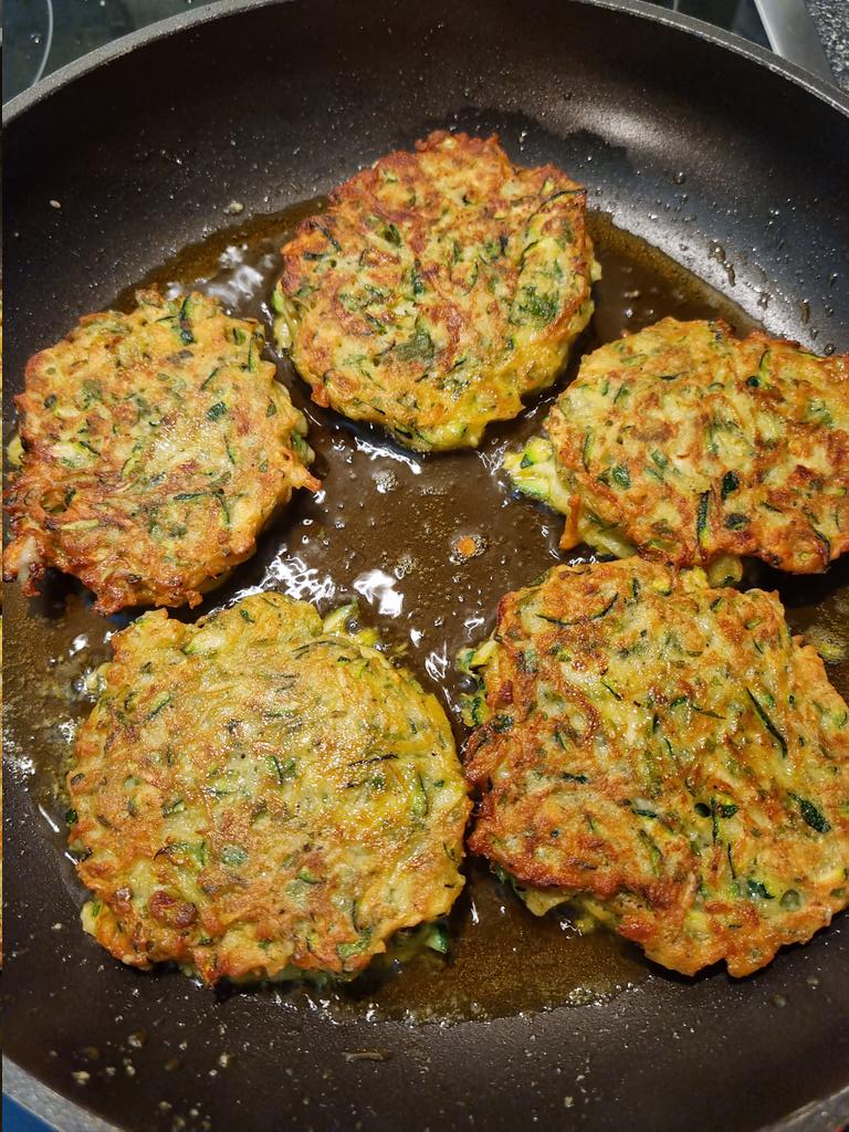 herzenskueche's tweet photo. Und dann gab es
Zucchinipuffer
#food #foodie #foodblogger #yummy #zucchini #germanfoodblogger https://t.co/07wDUopWZn