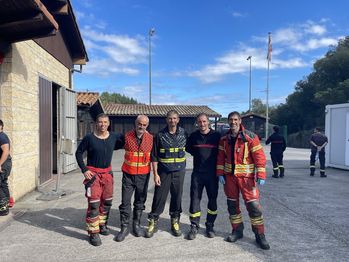 CFA3TFire's tweet photo. Formación bomberos Ayuntamiento Vitoria-Gasteiz en @Sueskola dinámica de incendios, supervivencia víctimas, tácticas en incendios de edificación. https://t.co/MrCzEx35uN