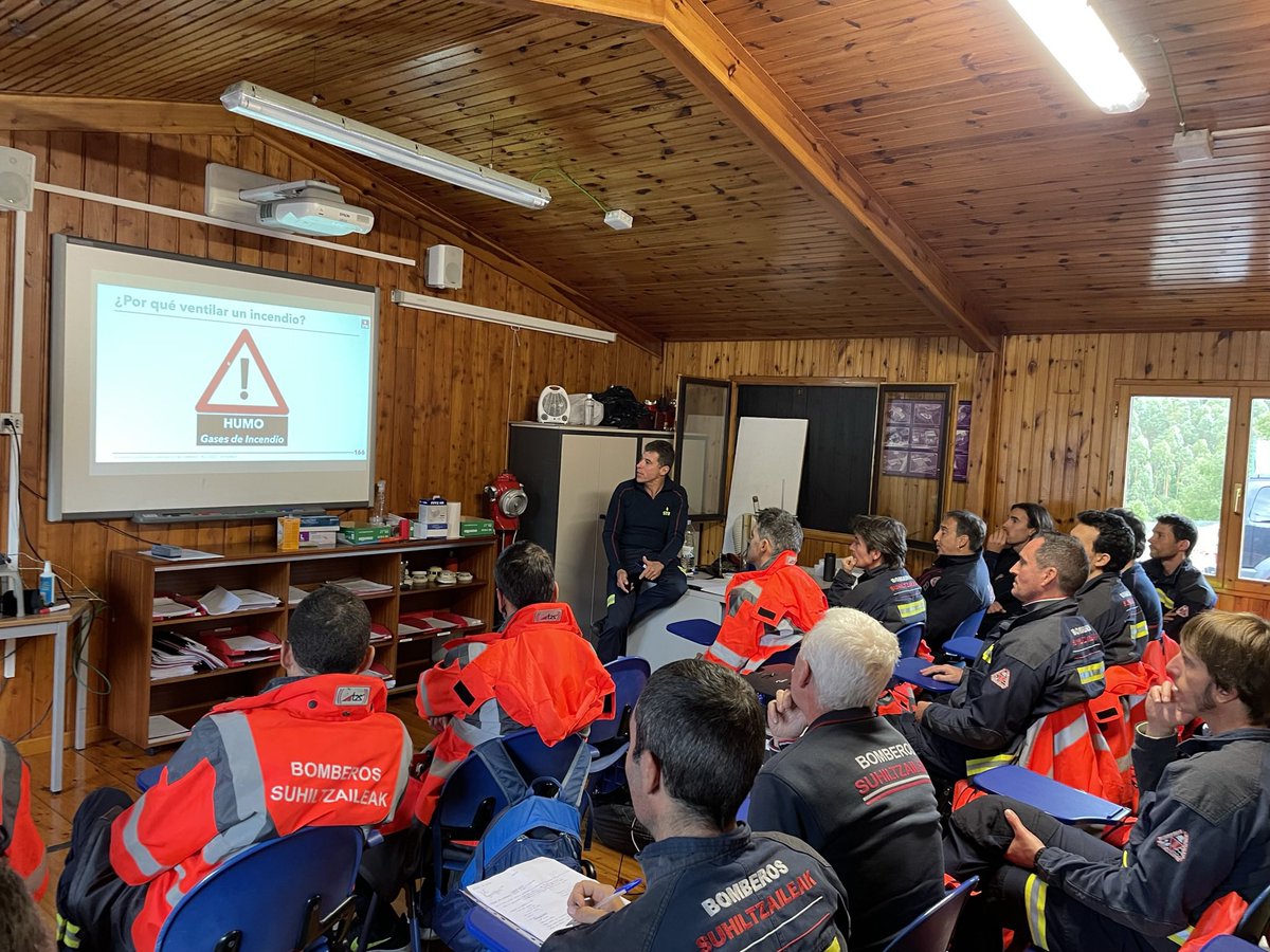CFA3TFire's tweet photo. Formación bomberos Ayuntamiento Vitoria-Gasteiz en @Sueskola dinámica de incendios, supervivencia víctimas, tácticas en incendios de edificación. https://t.co/MrCzEx35uN