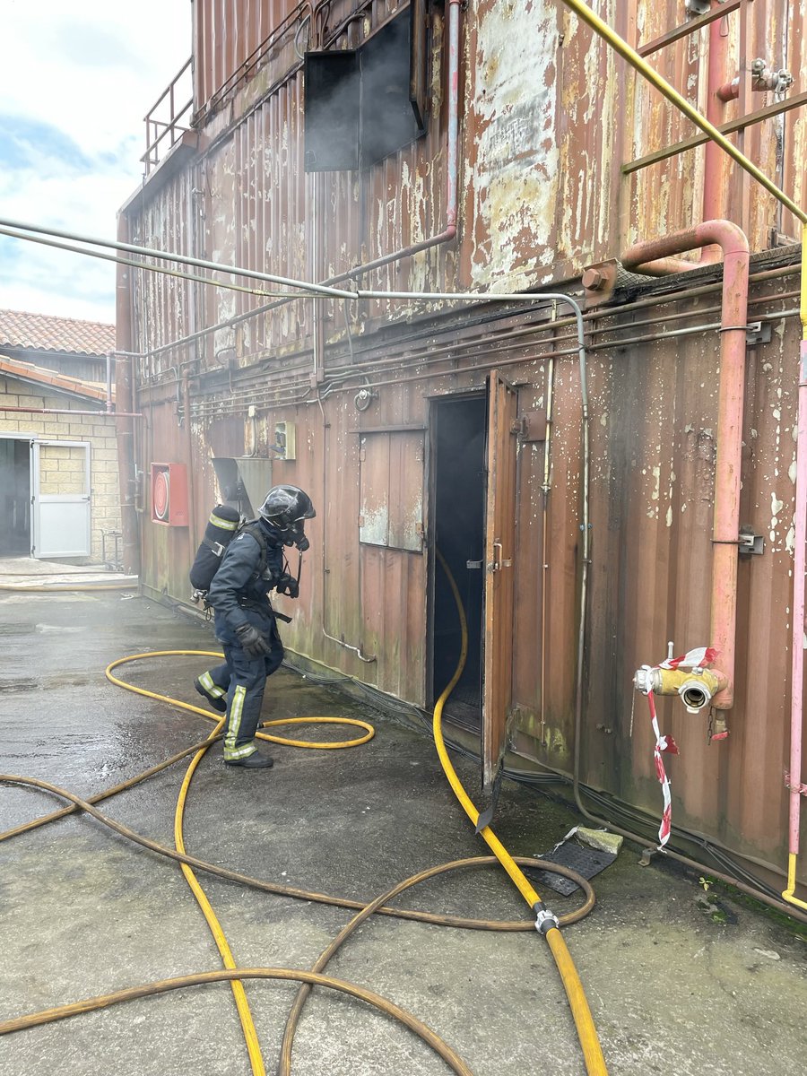CFA3TFire's tweet photo. Formación bomberos Ayuntamiento Vitoria-Gasteiz en @Sueskola dinámica de incendios, supervivencia víctimas, tácticas en incendios de edificación. https://t.co/MrCzEx35uN