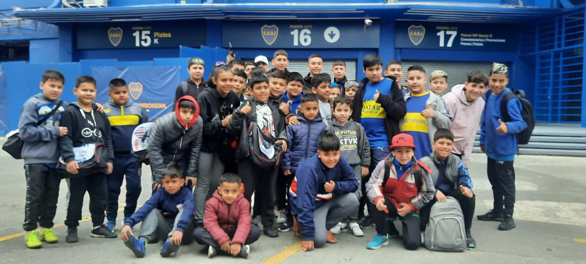 MovPlazaSolis's tweet photo. Ayer los chicos y chicas 
de la Asoc.Civil Social y Deportiva 18 de Marzo de Villa Madero.
(La matanza) 
Visitaron las instalaciones de @BocaJrsOficial 
Agradecemos a los colaboradores del
@FilialesBoca @UCBLaMatanza 
Muchas gracias lo que hacen por la sociedad 
SOMOS LA MATANZA https://t.co/TtgOIdMhPX