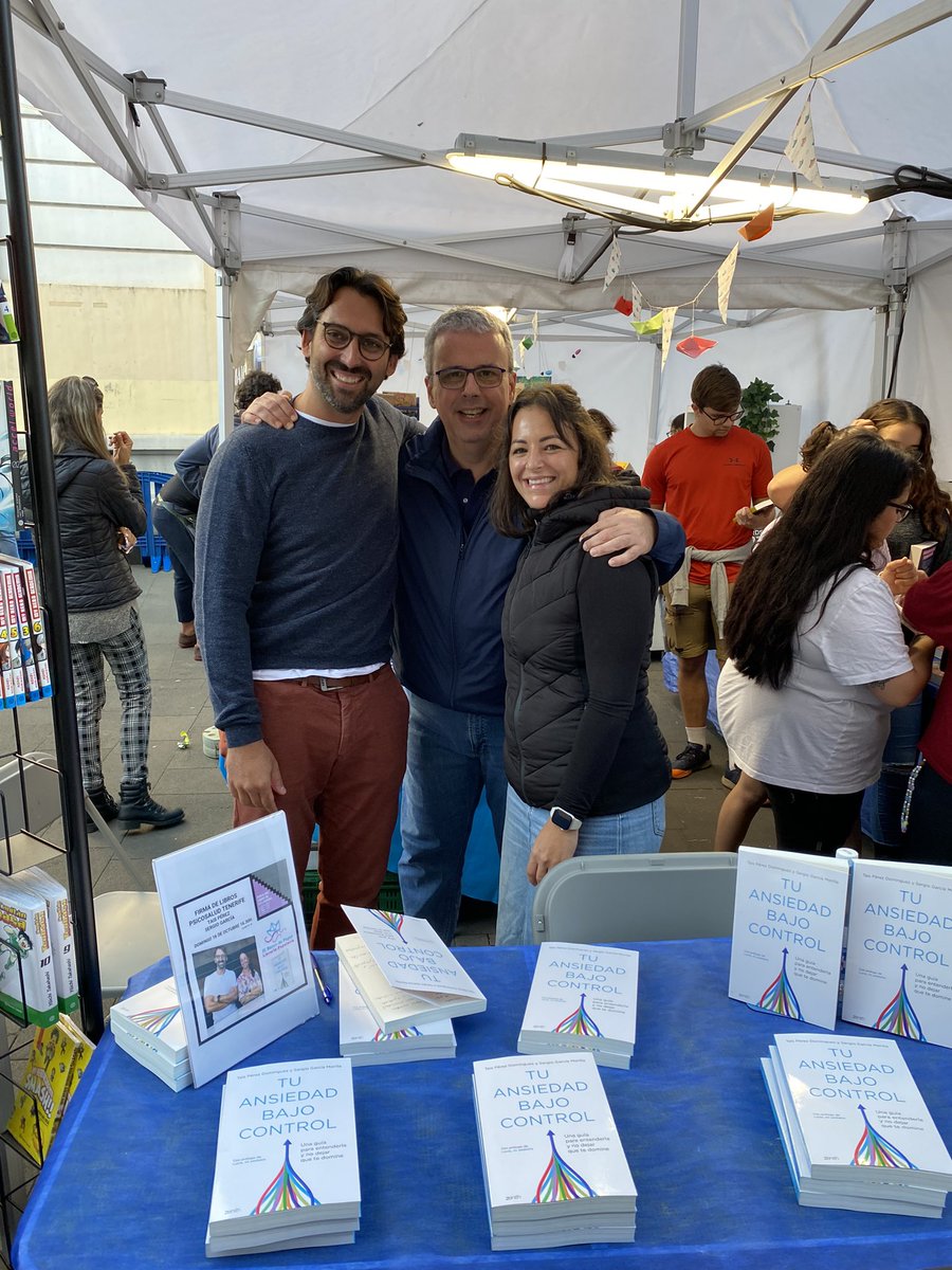 #TuAnsiedadBajoControl de los colegas <a href="/TaisPD/">Tais Pérez</a> <a href="/sergiogarmor/">Sergio García M</a> en el <a href="/Elbarcopapel/">Libreria Barco papel</a> #FeriaDelLibro <a href="/aytolalaguna_es/">Ayuntamiento de La Laguna</a> 
¡ Mucha ilusión por comenzar a leer un libro que, no me cabe la menor duda, me va a resultar de mucha ayuda! #Psicologia