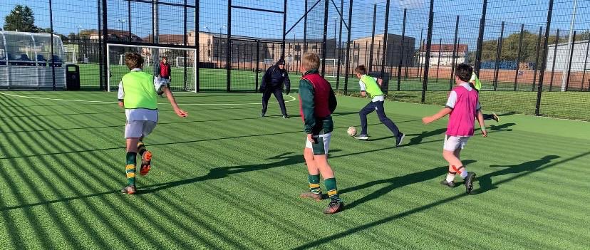 Edgeborough's tweet photo. #edgeboroughsportstour2022๐ด๓ ง๓ ข๓ ณ๓ ฃ๓ ด๓ ฟ saw the group visit @EdinburghUni the boys enjoyed a challenging 5 a-side tournament & the girls were put through their paces by @HamishImrie3 (Scottish International Hockey)
Followed by thrills & frights with a visit to #edinburghdungeons https://t.co/max2EoKi5U