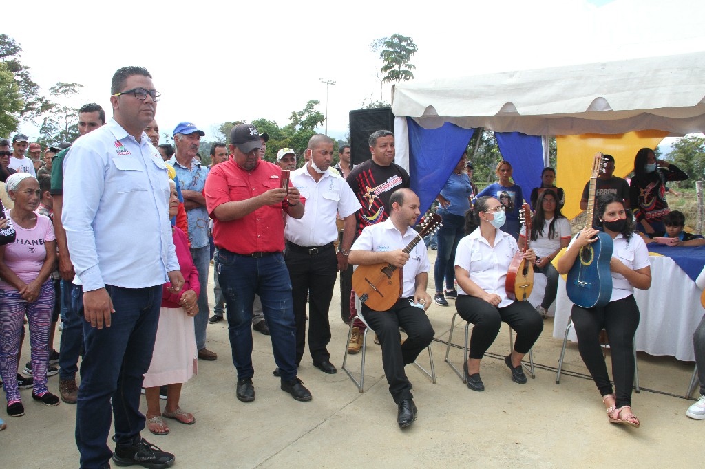 BoconoAlcaldia's tweet photo. En presencia del Poder Popular y una bonita presentación cultural de talentosos niños y adultos de Las Lomas, el alcalde @alejandro_gc23 inauguró la ampliación de la vía agrícola de estos sectores de la parroquia El Carmen. Un proyecto concluido en 45 días con apoyo el MPPOP https://t.co/tfTQdj5tls