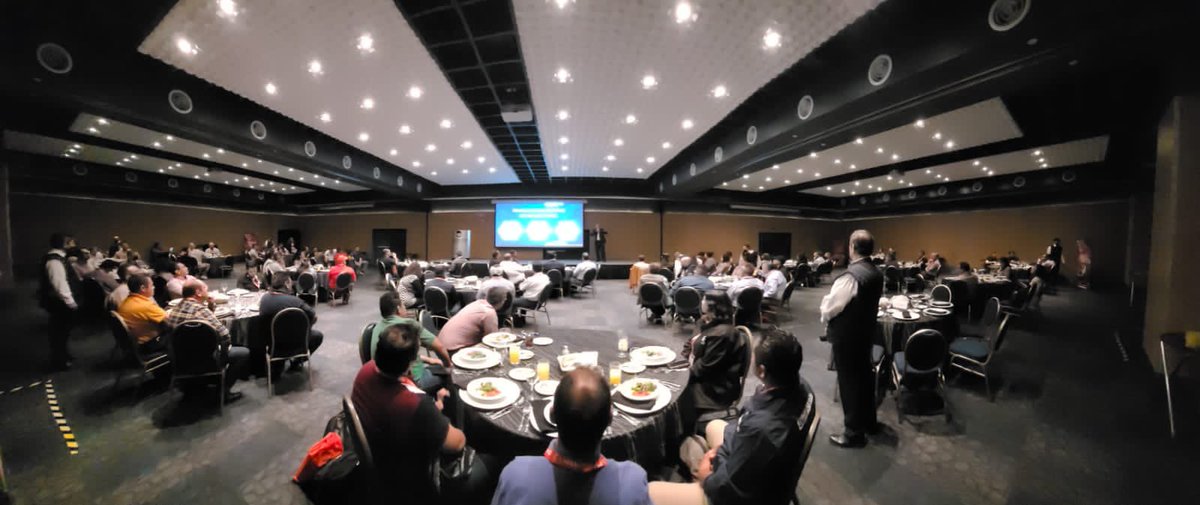HinoMX_Oficial's tweet photo. La #FamiliaHino sigue de manteles largos.

Ayer se llevó a cabo la cena con los #Operadores ganadores del Concurso #EcoDrive 2019.

Espera más información del Concurso #EcoDrive 2022 que se está llevando a cabo en estos momentos. 👊🏻🚛

#OperadorHino #SoporteTotal https://t.co/l7DUaOjIl2