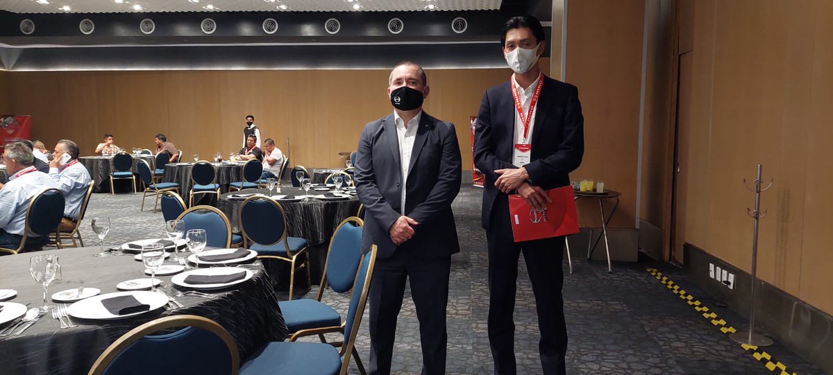 HinoMX_Oficial's tweet photo. La #FamiliaHino sigue de manteles largos.

Ayer se llevó a cabo la cena con los #Operadores ganadores del Concurso #EcoDrive 2019.

Espera más información del Concurso #EcoDrive 2022 que se está llevando a cabo en estos momentos. 👊🏻🚛

#OperadorHino #SoporteTotal https://t.co/l7DUaOjIl2