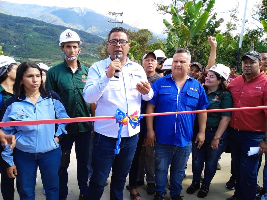 BoconoAlcaldia's tweet photo. En presencia del Poder Popular y una bonita presentación cultural de talentosos niños y adultos de Las Lomas, el alcalde @alejandro_gc23 inauguró la ampliación de la vía agrícola de estos sectores de la parroquia El Carmen. Un proyecto concluido en 45 días con apoyo el MPPOP https://t.co/tfTQdj5tls