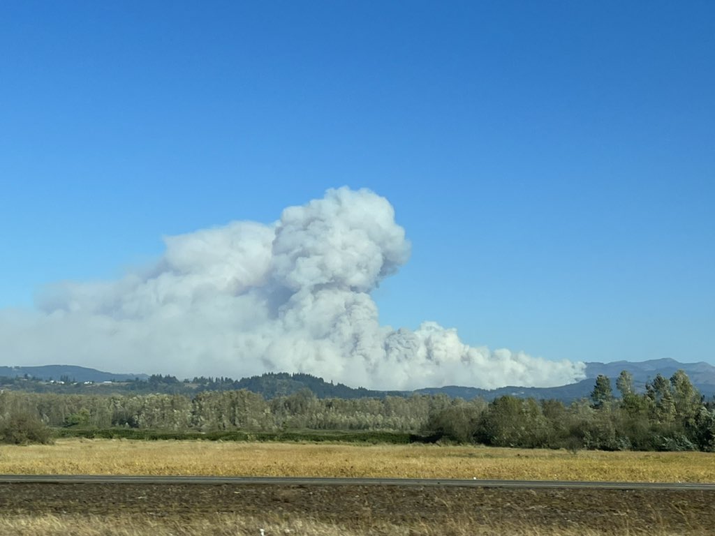 chrisliedle's tweet photo. Columnar plume, as seen from across the river on I-84 east of Troutdale. https://t.co/2JOuni9jEA