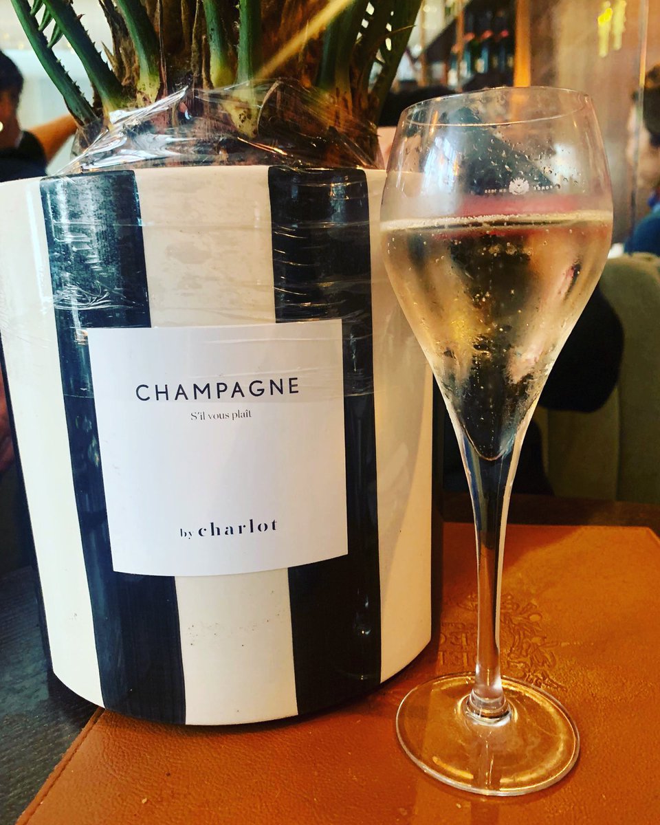 DelphineBOESEL's tweet photo. #nocomment #champagne #mesamies 💙💙💙 https://t.co/PiOaMzk2Sc