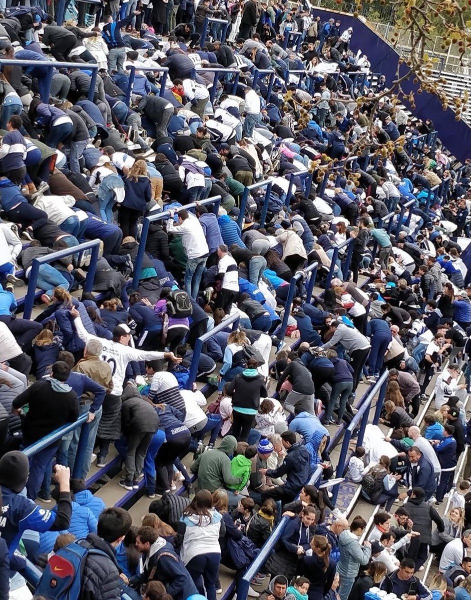 ignacioVits's tweet photo. @RashidAliGarcia @CulturaMuseoCGE Casi 25 años despues... bajo la misma tribuna, la misma gente y el mismo amor!! 🐺🔟♾ https://t.co/QE2BOENDMn