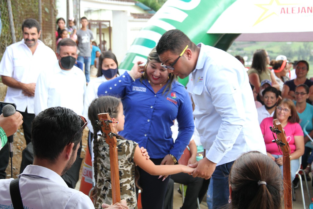 BoconoAlcaldia's tweet photo. En presencia del Poder Popular y una bonita presentación cultural de talentosos niños y adultos de Las Lomas, el alcalde @alejandro_gc23 inauguró la ampliación de la vía agrícola de estos sectores de la parroquia El Carmen. Un proyecto concluido en 45 días con apoyo el MPPOP https://t.co/tfTQdj5tls