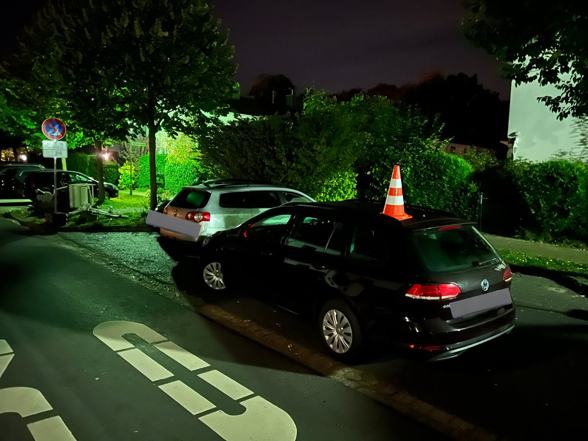 NTrabant's tweet photo. .@Polizei_WL ab morgen früh um 7 ist dort Halteverbot. Sind das euere neuen Zivilfahrzeuge die das Halteverbot schon eher durchsetzen oder gilt das als Falschparken/blockieren von 3 Parkplätzen? https://t.co/zyuqh7cSNQ