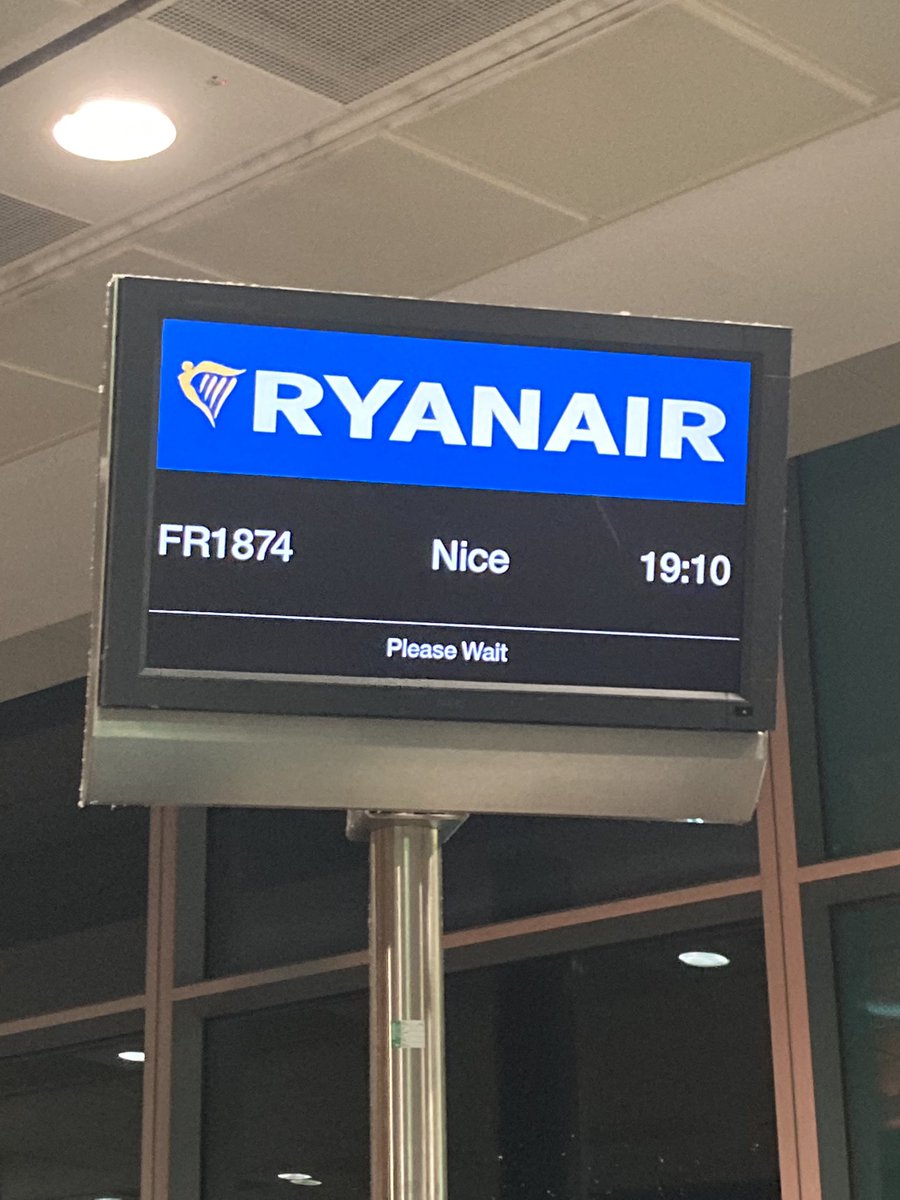 mmehlwilson's tweet image. All in the name of work! #internationallearning #France @LangfauldsPS @LfeeEurope @GlasgowIntEd 🇫🇷 ✈️