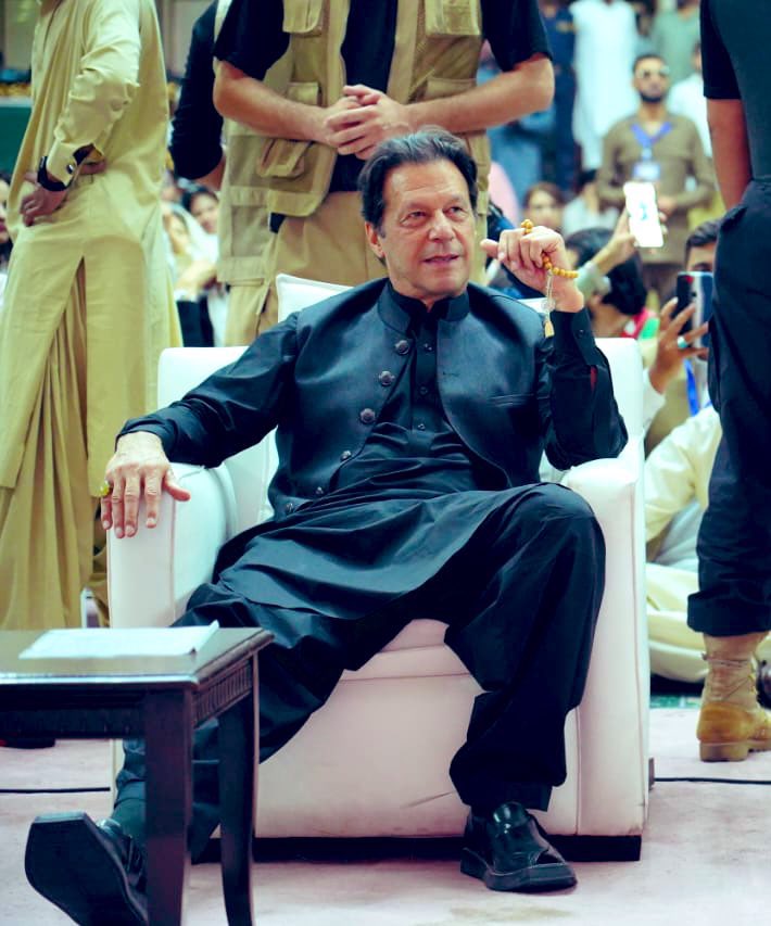 Muhammad2Rizwan's tweet photo. Once again the KHAN proved that nothing is bigger than the real work, a hard work.
Imran Khan winning elections and hearts as well today 💓#گھس_گیا_نیازی https://t.co/evBJXpNKFH