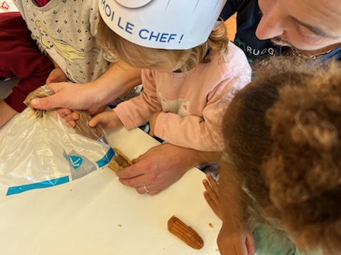 ECNOROY's tweet photo. #semainedugout Au tour des TPS/PS et MS/GS de nous raconter leur semaine du goût : des éclairs au chocolat confectionnés à l'école avec les boulangers de Noroy-le-bourg, une soupe au potimarron, des tartines de confiture... Quel régal ! 🤗 https://t.co/cX0Hs0mLrj