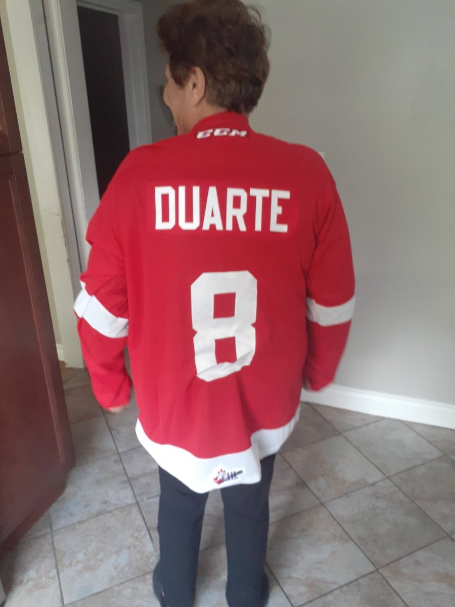 Don't look now but I think Vavo Duarte found a new team to cheer for this year!! <a href="/MarkDuarte65/">MARK DUARTE</a> #1FAN <a href="/BulldogsOHL/">Brantford Bulldogs</a> <a href="/OHLHoundPower/">Soo Greyhounds</a>