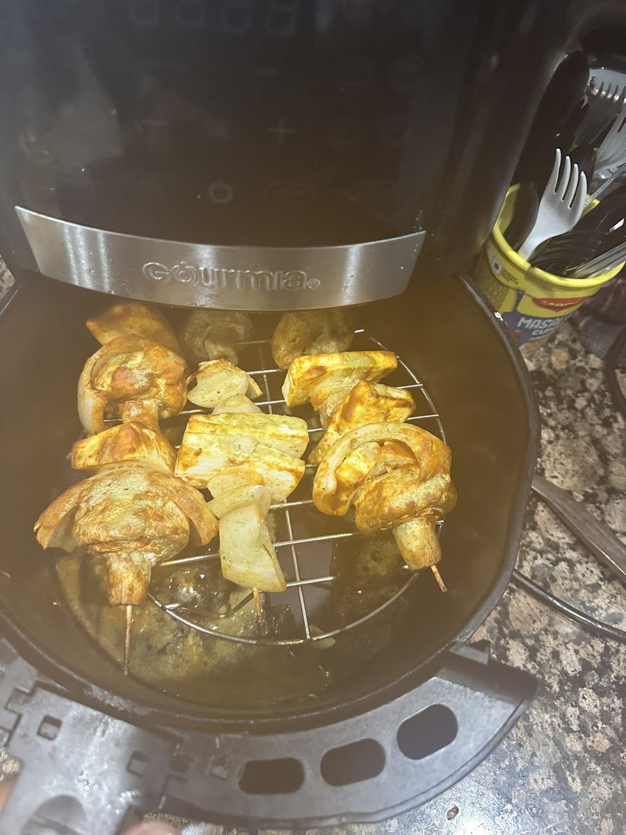 gssahni's tweet photo. Tried a new level grilling for an accidental cook - with air fryer - Mushroom, Tofu, onions skewers / Veg Tikka & Arabiata Pasta all made in home made sauce #Weekendcooking before heading to Orlando for the week #DadsCooking #Sunday #cookingfromscratch #Foodforce #Foodies https://t.co/hpY6cbKEx6