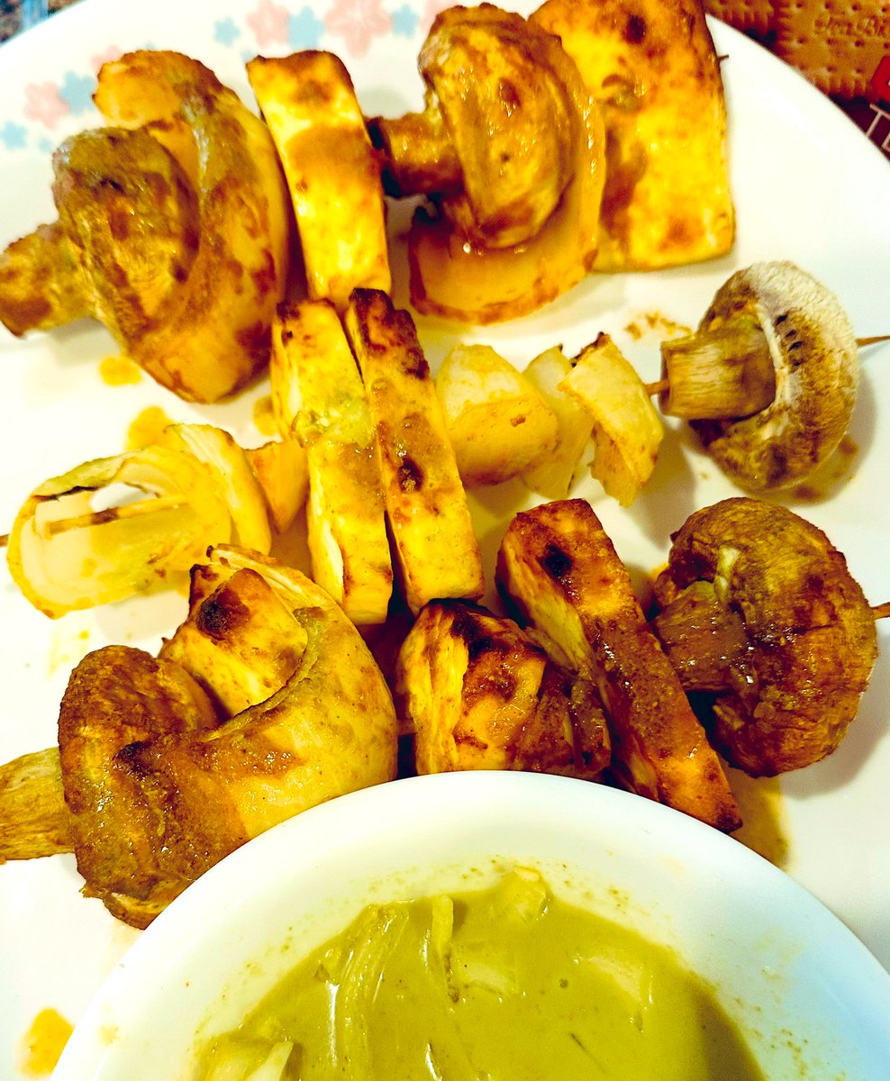 gssahni's tweet photo. Tried a new level grilling for an accidental cook - with air fryer - Mushroom, Tofu, onions skewers / Veg Tikka & Arabiata Pasta all made in home made sauce #Weekendcooking before heading to Orlando for the week #DadsCooking #Sunday #cookingfromscratch #Foodforce #Foodies https://t.co/hpY6cbKEx6