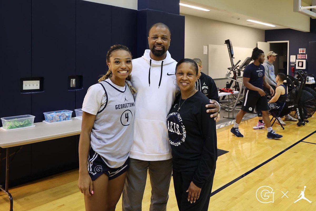 A lot of love and laughter this parents weekend as we welcomed family and friends to our open practice 💙 

#HOYASAXA
#WEAREONE
🐶💙🤍