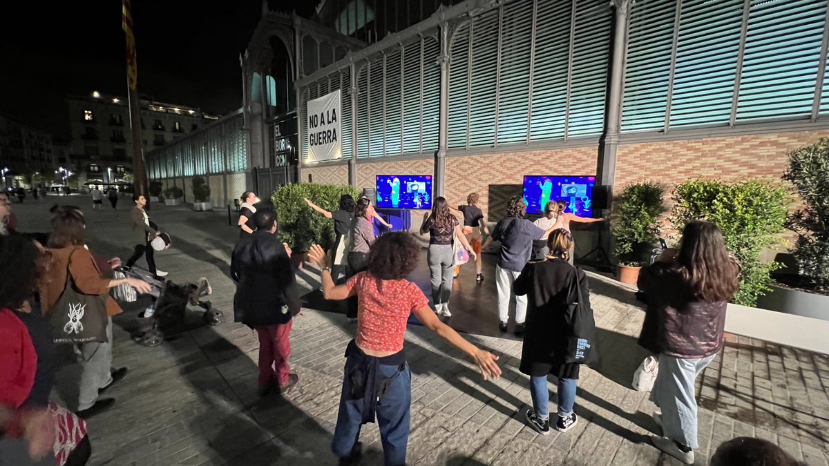 ElBornCCM's tweet photo. 🕺 Els personatges d'aquesta instal·lació artística ens indiquen els #moviments que hem de fer!
#biennaldelpensament #Bornlab
@SINDILLAR https://t.co/qpi2V5IMnV