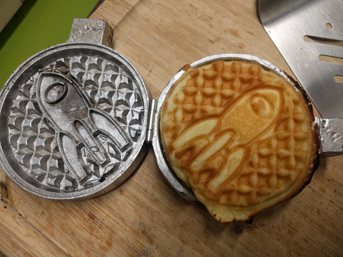 Kaum giesst man ein bisschen Metall auf der <a href="/erfahrungsreise/">Intergalaktische Erfahrungsreise</a> hat man das @C3WOC an der Backe mit dem Wunsch nach einen Waffeleisen.
Challenge accepted.
FairyDust-Prototyp Nr.1 

#foundry #metalcasting #guss #Waffeln #waffles