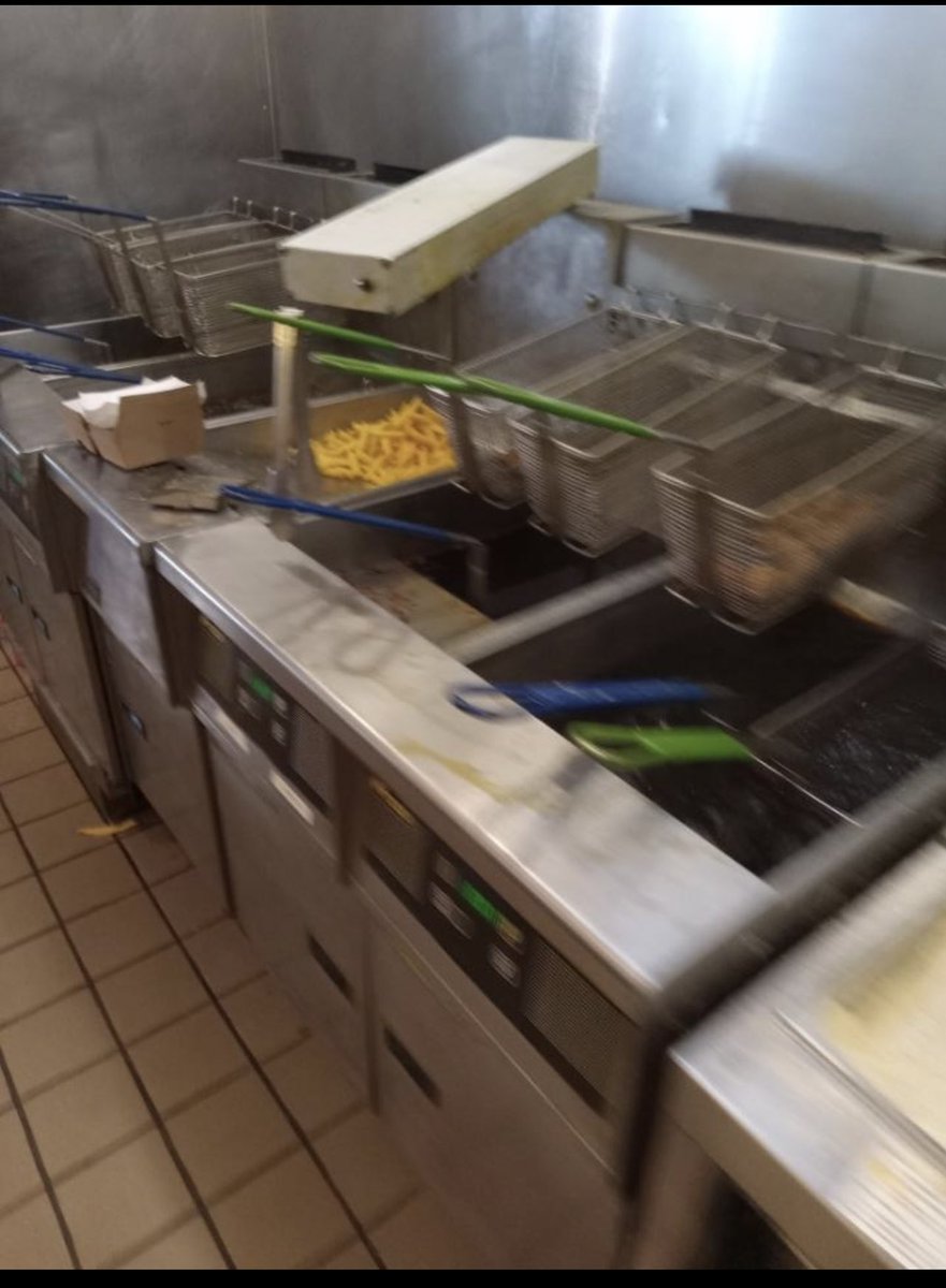 mymytheweird00's tweet photo. this how shake shack DuPont circle cook y’all fries ,chicken &amp; chicken bites . Fryer oil supposed be changed every week . MIND YALL WHEN WE TELL THE MANGERS AND COMPLAIN THEY GET MAD . They even start freezing they patties (burgers) when they turn brown &amp; have a smell to them . https://t.co/No9ovTxLbF