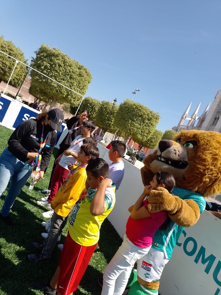 movilidad_leon's tweet photo. ✨️Hoy la Ruta León 🌞🚲🍦tuvo grandes sorpresas, nos activamos con #Master24Fit y @Beeman_Oficial,tuvimos el Torneo Relámpago con nuestro invitado especial "Garritas"de @clubleonfc y aprendimos en Cultura de Movilidad.
¡Más domingos de Ruta León!🏅⚽️🎉#ViveTuCiudad🦁#SomosLeón https://t.co/7OovlZyp9o