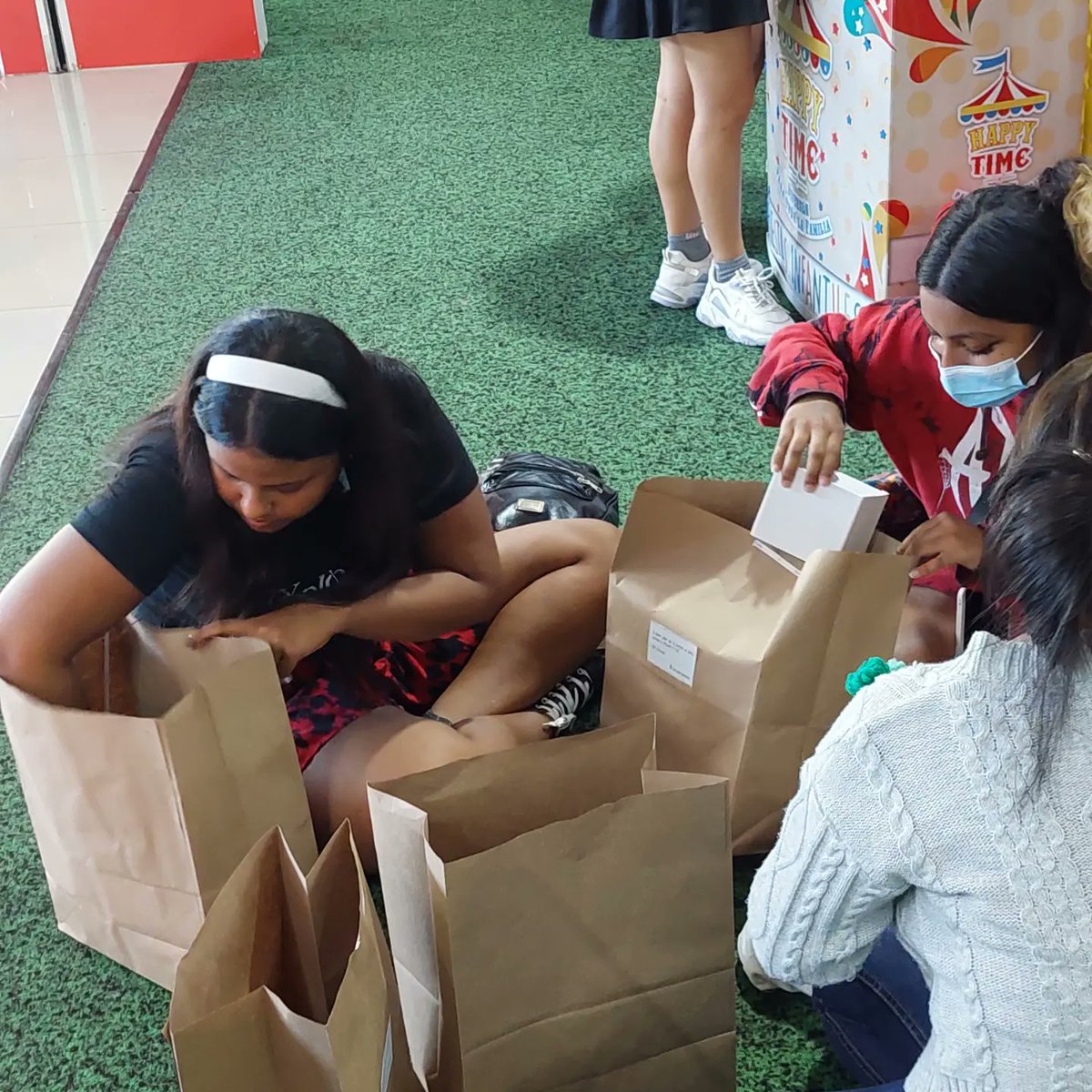 OasisRSV's tweet photo. Nuestro team Oasis en Panamá se vistió de Exploration para ver a EXO en pantalla gigante.

Gracias a la organización de nuestro staff todas lucieron su suéter conmemorativo del concierto.

Una vez más felicidades a exol de Panamá 🇵🇦

#EXO @weareoneEXO https://t.co/l1v6xs0r53